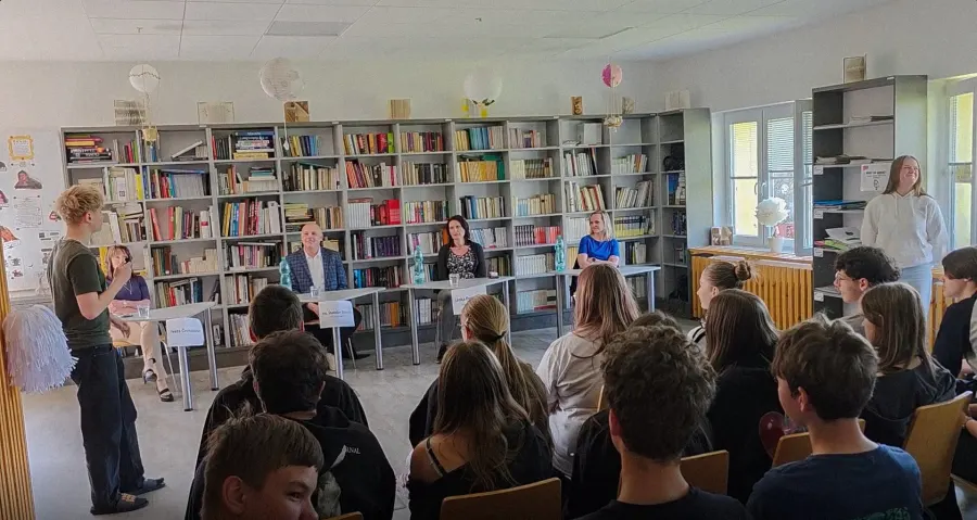 Tisková konference žáků se starostou a dalšími zaměstnanci obce